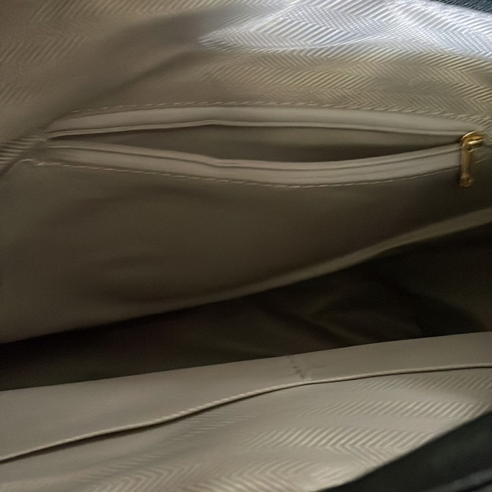 Black Hobo Style Handbag - Picture 3 of 4